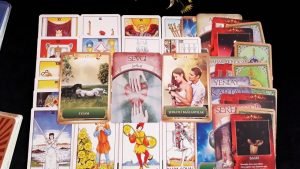 Leia mais sobre o artigo Aklımdaki Kişi Ne Hissediyor❣Ne Düşünüyor❣Detaylı Açılım🧿💯Tarot Yorumu
