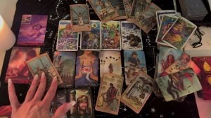 Leia mais sobre o artigo Co on/ona teraz myśli i czuje wobec Ciebie? Wybierz kartę, TAROT