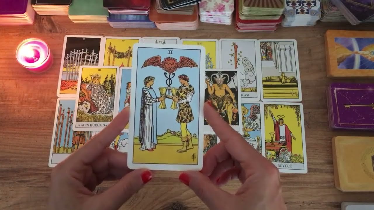 No momento, você está visualizando Aklımdaki Kişi İle Mutlu Son Yakın Mı? 👩‍❤️‍💋‍👨 Birlikte Mutlu Olacak Mıyız? Tarot Açılımı🍭