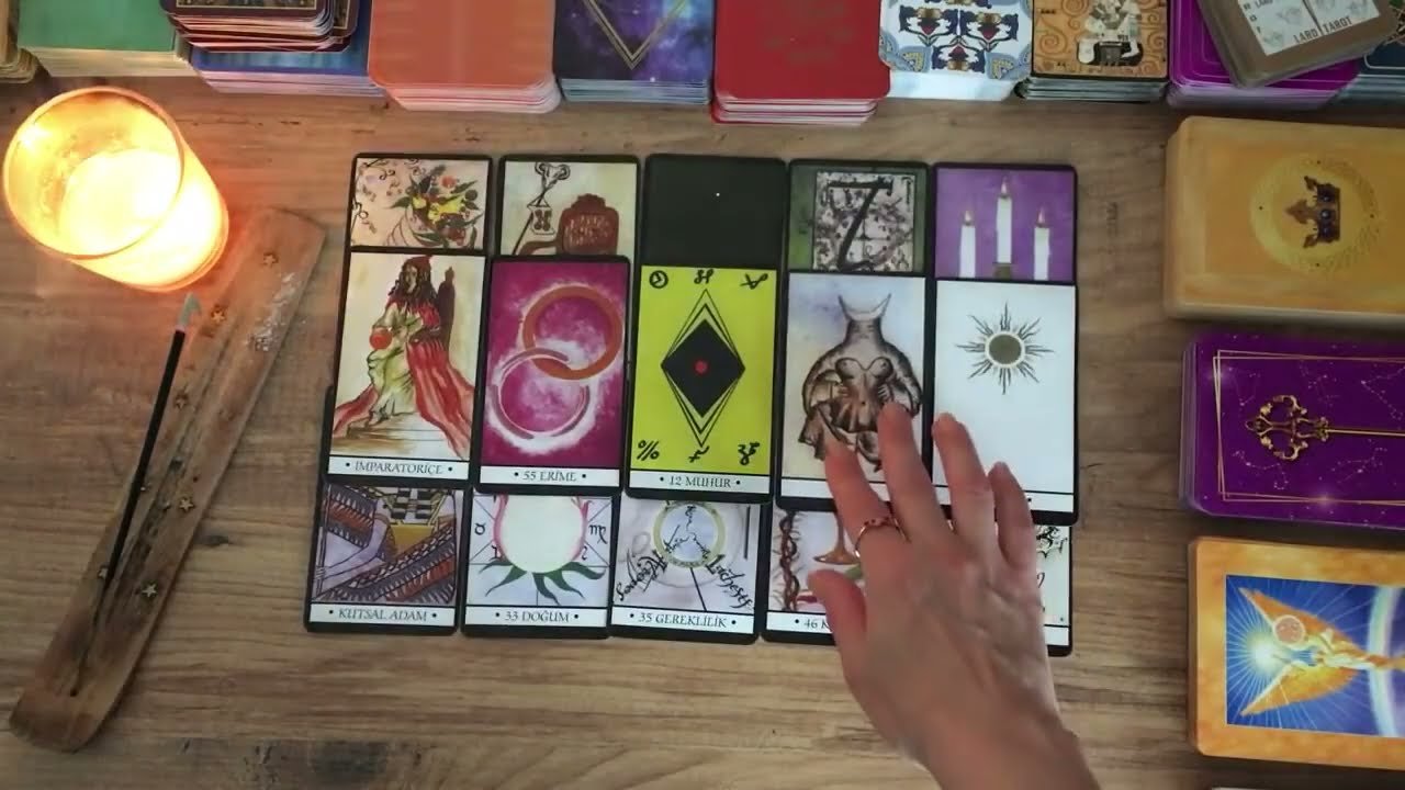 Leia mais sobre o artigo Aklımdaki Kişi Tarot Açılımı 💘 Bana Ne Söylemek İstiyor? Anlık Enerjisi Ne? Aramızı Düzeltecek mi? 🦋