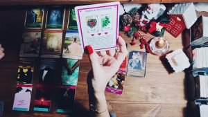 Leia mais sobre o artigo Aklımdaki kişinin Düşüncesi, Duygusu, Gündem ve Eylem planı ✨#tarot #tarotreading #aklımdakikişi