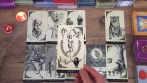 Leia mais sobre o artigo Aklımdaki Kişi Tarot Açılımı ♥️ Geçmiş, Gündem Ve Yakın Gelecekte Bizi Neler Bekliyor… 🔮