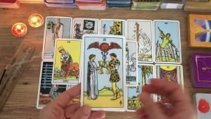 Leia mais sobre o artigo Aklımdaki Kişi Tarot Açılımı 💍 Geçmiş, Gündem Ve Yakın Gelecekte Bizi Neler Bekliyor? ♥️