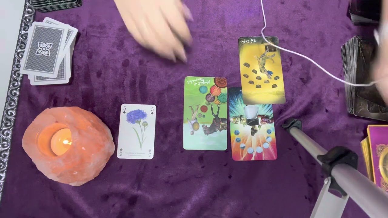 Leia mais sobre o artigo Co on do mnie czuje – Tarot Miłość, wybierz kartę