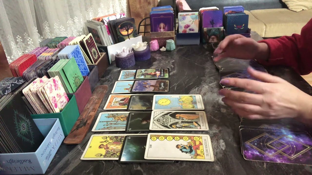 Leia mais sobre o artigo Aklımdaki Kişi😇Ne Düşünüyor💜Ne Hissediyor💜#tarotfalı