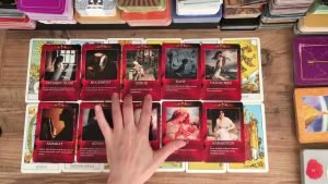 Leia mais sobre o artigo Aklımdaki Kişi Tarot Açılımı 💗 Güncel Enerjisi / Duyguları/ Düşünceleri / Planları Neler💘