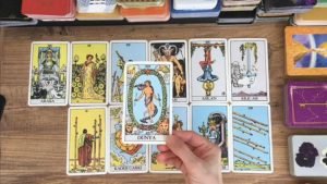 Leia mais sobre o artigo Aklımdaki Kişinin Bizimle İlgili Planları Ne? 💍 Ne Yapacak? Ne Düşünüyor?💞 Tarot Açılımı 🔮