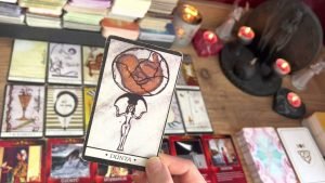 Leia mais sobre o artigo İlahi Adelet Tecelli Edecek Mi? 💯 Kalbimi Kıran Beni Üzen Kişi Şu An Ne Yapıyor? Aklımdaki Kişi 🔮