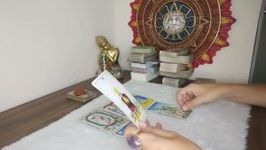 Leia mais sobre o artigo Insisto ou Desisto dessa pessoa? Vale a pena INVESTIR? TAROT revela tudo 🔮❤️✨