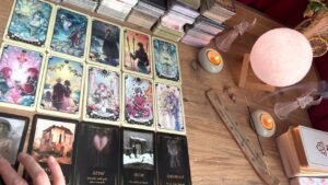 Leia mais sobre o artigo Geçmiş 💞 Gündem 💕 Yakın Gelecek? Ona Dair Her Şey? Aklımdaki Kişi Tarot Açılımı🔮