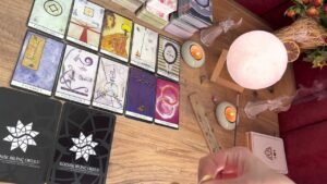 Leia mais sobre o artigo Tam Şu An‼ Bana Ne Söylemek İsterdi?? 🎤 Aklımdaki Kişi Tarot Açılımı 🔮