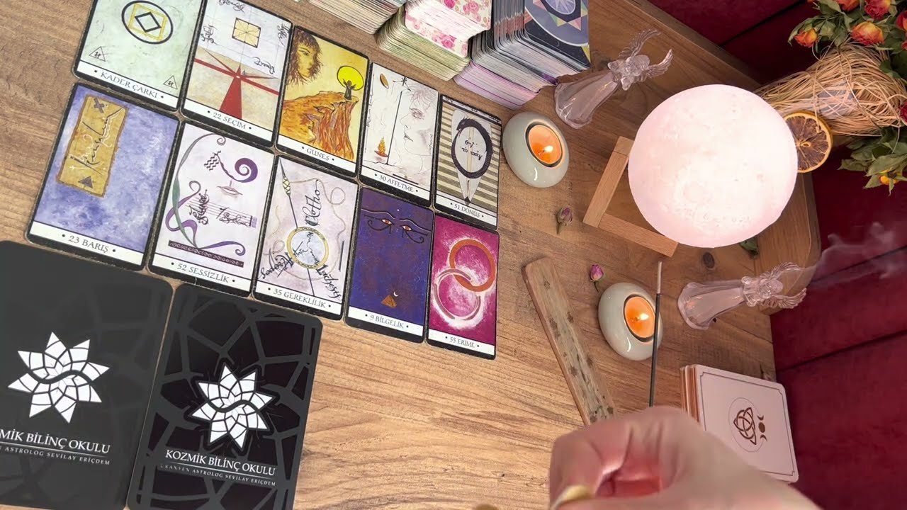 No momento, você está visualizando Tam Şu An‼ Bana Ne Söylemek İsterdi?? 🎤 Aklımdaki Kişi Tarot Açılımı 🔮