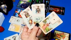 Leia mais sobre o artigo ⭐ALGUÉM COM PENSAMENTOS E SENTIMENTOS 💖 OCULTOS NESTE MOMENTO POR VOCÊ! 🔮 | TAROT E CARTAS CIGANAS