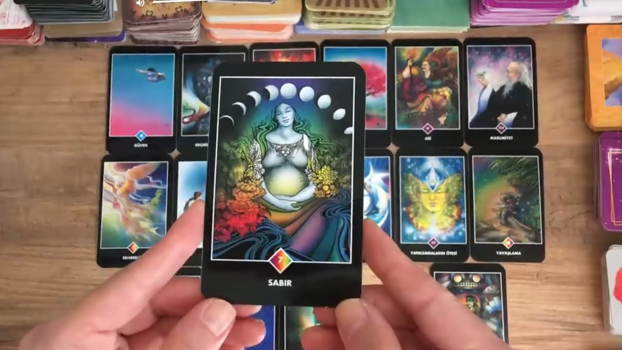 Leia mais sobre o artigo Ne Yapmak İstiyor? 💍 Bana Ne Söylemek İsterdi? Aklımdaki Kişi Tarot Açılımı 🍇🍿