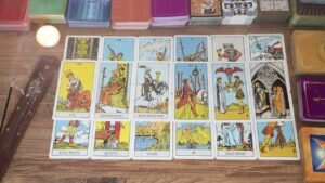 Leia mais sobre o artigo Güzel Haberler Yolda ✔️  Küsler, Ayrılar, İletişimi Olmayanlar… Aklımdaki Kişi Tarot Açılımı 🎉🌈
