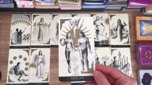 Leia mais sobre o artigo Geçmiş, Gündem Ve Yakın Gelecekte Bizi Neler Bekliyor? Aklımdaki Kişi Tarot Açılımı 💘