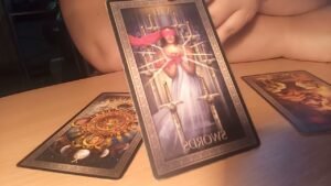 Leia mais sobre o artigo Tarot – Melyik személyt válaszd? Nagyon izgalmas vetés!!!