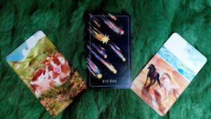 Leia mais sobre o artigo VŨ TRỤ MUỐN NHẮN NHỦ ĐIỀU GÌ VỚI BẠN TRƯỚC KHI BƯỚC VÀO THÁNG 8 MỚI MẺ NÀY ?  @EvelynTarot