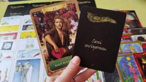 Leia mais sobre o artigo AKLIMDAKİ KİŞİ❤SENİNLE İLGİLİ NE HİSSEDİYOR❤NE DÜŞÜNÜYOR ❤EYLEMİ❤🧿 #tarot #kalbimdekikişi #tarotfalı