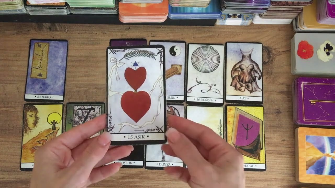 No momento, você está visualizando Ne Düşünüyor? Ne Hissediyor? Bizimle İlgili Ne Planlıyor ? Aklımdaki Kişi Tarot Açılımı ♥️