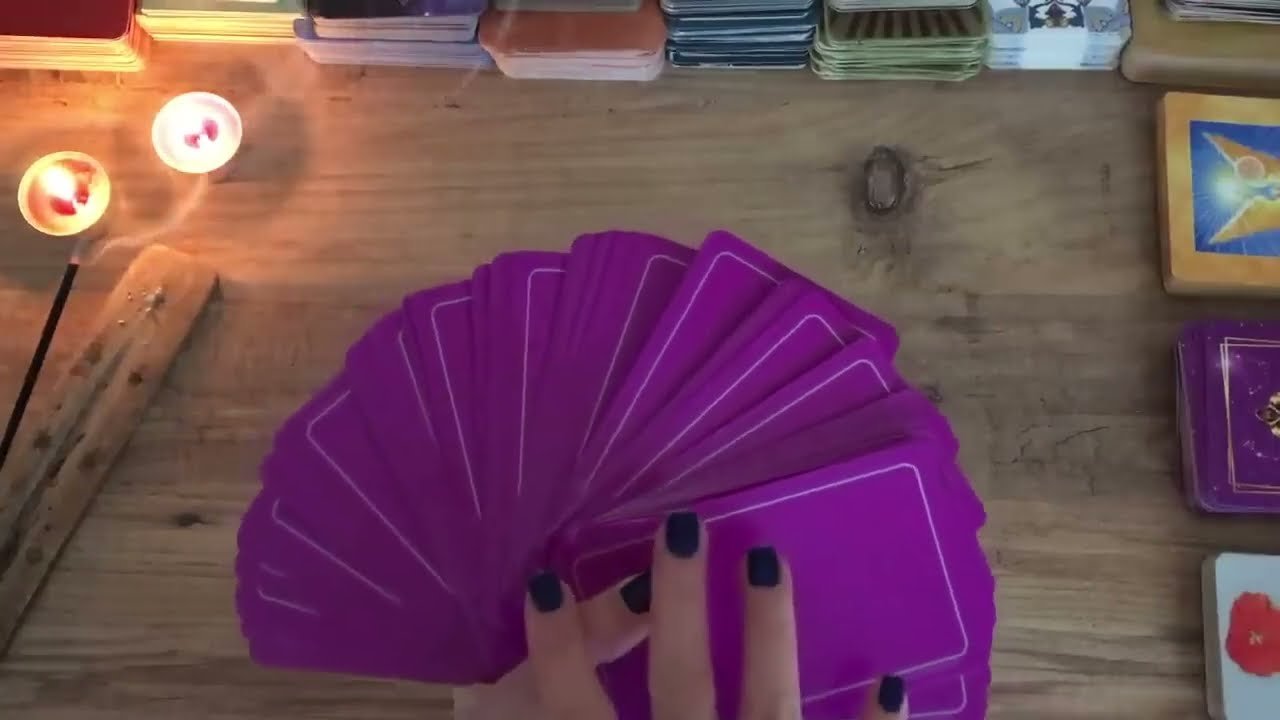 No momento, você está visualizando Onu Beklemeye Değer Mi? Aklımdaki Kişi Tarot Açılımı 💞