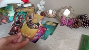 Leia mais sobre o artigo 🦋✨¿Qué PIENSA, qué SIENTE, qué HARÁ?✨🦋 Tarot interactivo