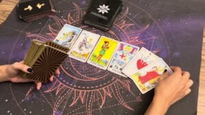 Leia mais sobre o artigo Tarot~Katina AKLIMDAKİ KİŞİ AÇILIMI. An enerjisi ne? İletişim var mı? Cevaplar videoda 💌🫠
