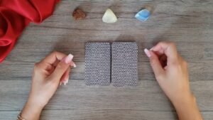 Leia mais sobre o artigo 🔴 ELE(A) VAI TE CHAMAR PARA CONVERSAR? | Tarot Responde