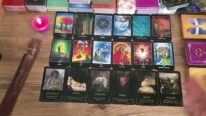 Leia mais sobre o artigo Aklımdaki Kişi Neden Suskun? ❤️‍🩹 Benden Ne Gizliyor? Suskunluğunu Bozacak Mı? TAROT AÇILIMI 🔮