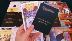 Leia mais sobre o artigo AKLIMDAKİ KİŞİ BENİMLE İLGİLİ NE HİSSEDİYOR❤NE DÜŞÜNÜYOR ❤EYLEMİ❤🧿 #tarot #kalbimdekikişi #tarotfalı