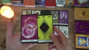 Leia mais sobre o artigo Aklımdaki Kişi Tarot Açılımı 💘 Bana Ne Söylemek İstiyor? Anlık Enerjisi Ne? Aramızı Düzeltecek mi? 🦋