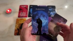 Leia mais sobre o artigo PERSOANA PE CARE O IUBIȚI, SE GÂNDEȘTE LA VOI ACUM ❤️‍🔥 IUBIRE DESTINATA