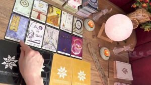 Leia mais sobre o artigo Tam Şu An‼ Bana Ne Söylemek İsterdi?? 🎤 Aklımdaki Kişi Tarot Açılımı 🔮