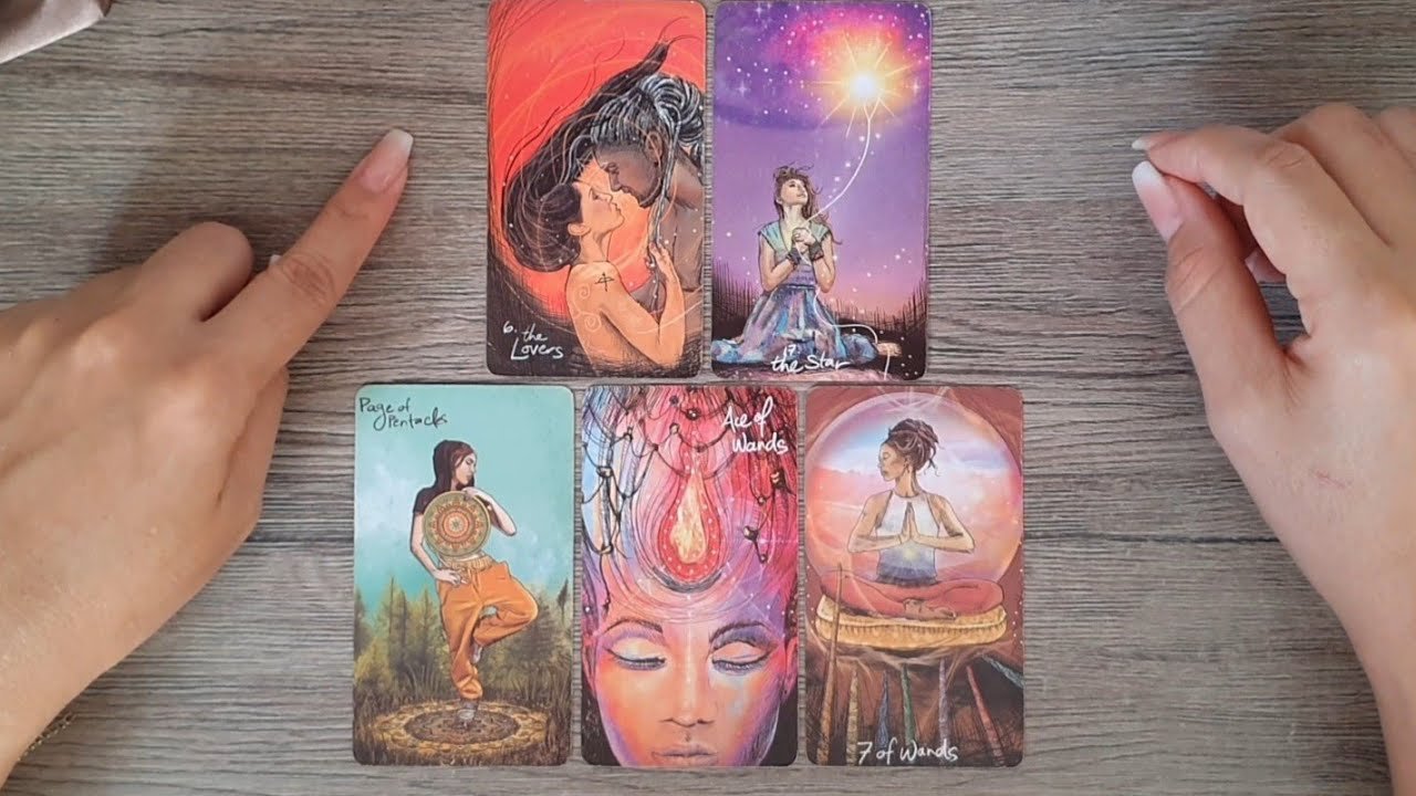No momento, você está visualizando 🔴 O QUE ELE(A) PENSA QUE VOCÊ SENTE POR ELE(A) HOJE? | Tarot Responde
