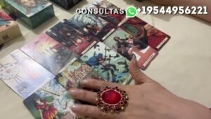 Leia mais sobre o artigo TE OBSERVA! CORRERÁ TRAS  DE TI PARA DETENERTE Y😢#tarot #viralvideo #viral #tarotfuentedevida