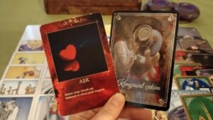 Leia mais sobre o artigo AKLIMDAKİ KİŞİ BENİMLE İLGİLİ NE HİSSEDİYOR❤NE DÜŞÜNÜYOR ❤EYLEMİ❤🧿 #tarot #kalbimdekikişi #tarotfalı