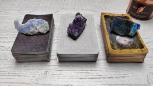 Leia mais sobre o artigo Czytanie tygodniowe 🤩 20-26/11/23 🤩 Wybierz kartę i sprawdź co przed Tobą 🍀🌷💗💌💥🧭🎁✨