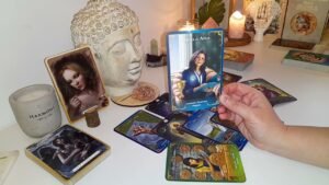 Leia mais sobre o artigo 🪻💜¿QUÉ SIENTE POR TI HOY? + CANALIZACIÓN 🫶 TAROT INTERACTIVO