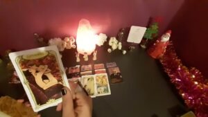 Leia mais sobre o artigo Aklımdaki kişinin ruh hali şuan nasıl? onun hayatında neler oluyor? VE İLAHİ ADALET diyoruz