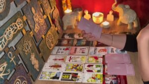 Leia mais sobre o artigo SONUMUZ NE OLACAK? 💞 Mutlu Olacak Mıyız? Aklımdaki Kişi Tarot Açılımı 💘