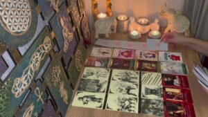 Leia mais sobre o artigo HER ŞEYİ DİDİK DİDİK ETTİK 🍿 Geçmiş, Gündem, Yakın Gelecek? Aklımdaki Kişi Tarot Açılımı ♥️