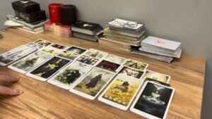 Leia mais sobre o artigo TAROT~KATİNA | AKLIMDAKİ KİŞİ AÇILIMI AN ENERJİSİ NEDİR? SENİNLE İLGİLİ NE HİSSEDİYOR NE DÜŞÜNÜYOR?