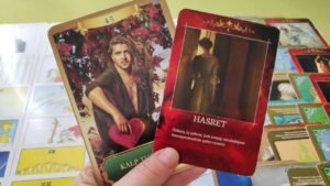 Leia mais sobre o artigo AKLINDAKİ KİŞİ❤️İLAHİ ADALET ONU NASIL ETKİLEDİ😳NE DURUMDA 🧚♥️💯 #tarot #tarotfalı #kalbimdekikişi