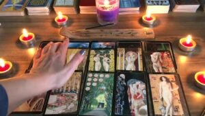 Leia mais sobre o artigo AŞK ÜÇGENİ 🔥 Partner kimi seçiyor? Kalbi ne diyor? 💔 Yasak İlişki Tarot Açılımı ❣️