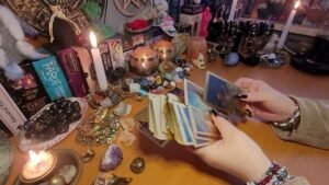 Leia mais sobre o artigo Love story❤️❤️dla mężczyzn.  Ona czuje , że coś nadciąga… wyczekuje z drżącym sercem.