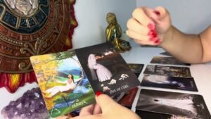 Leia mais sobre o artigo O que SENTE, o que PENSA e quais ATITUDES terá? TAROT e Baralho Cigano Revelam ❤️🤔🔮