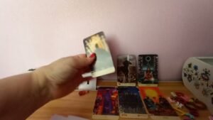 Leia mais sobre o artigo 🔮  ŠTA VAŠA OSOBA MISLI O VAMA UPRAVO, SADA?  😍 💭 🔮 #tarot#misli#ljubav#osecanja#tarotterapija#