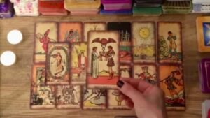 Leia mais sobre o artigo Aklımdaki Kişi Tarot Açılımı 💘 Geçmiş, Gündem Ve Yakın Gelecekte Bizi Neler Bekliyor 🧜