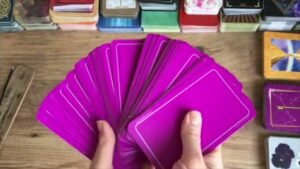 Leia mais sobre o artigo Aklında Mıyım❓ Kalbinde Miyim❓ Aklımdaki Kişi Tarot Açılımı ♥️