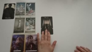 Leia mais sobre o artigo Sessizliğin Onu Nasıl Etkiliyor? Sessizliği Bozacak mı? Tarot